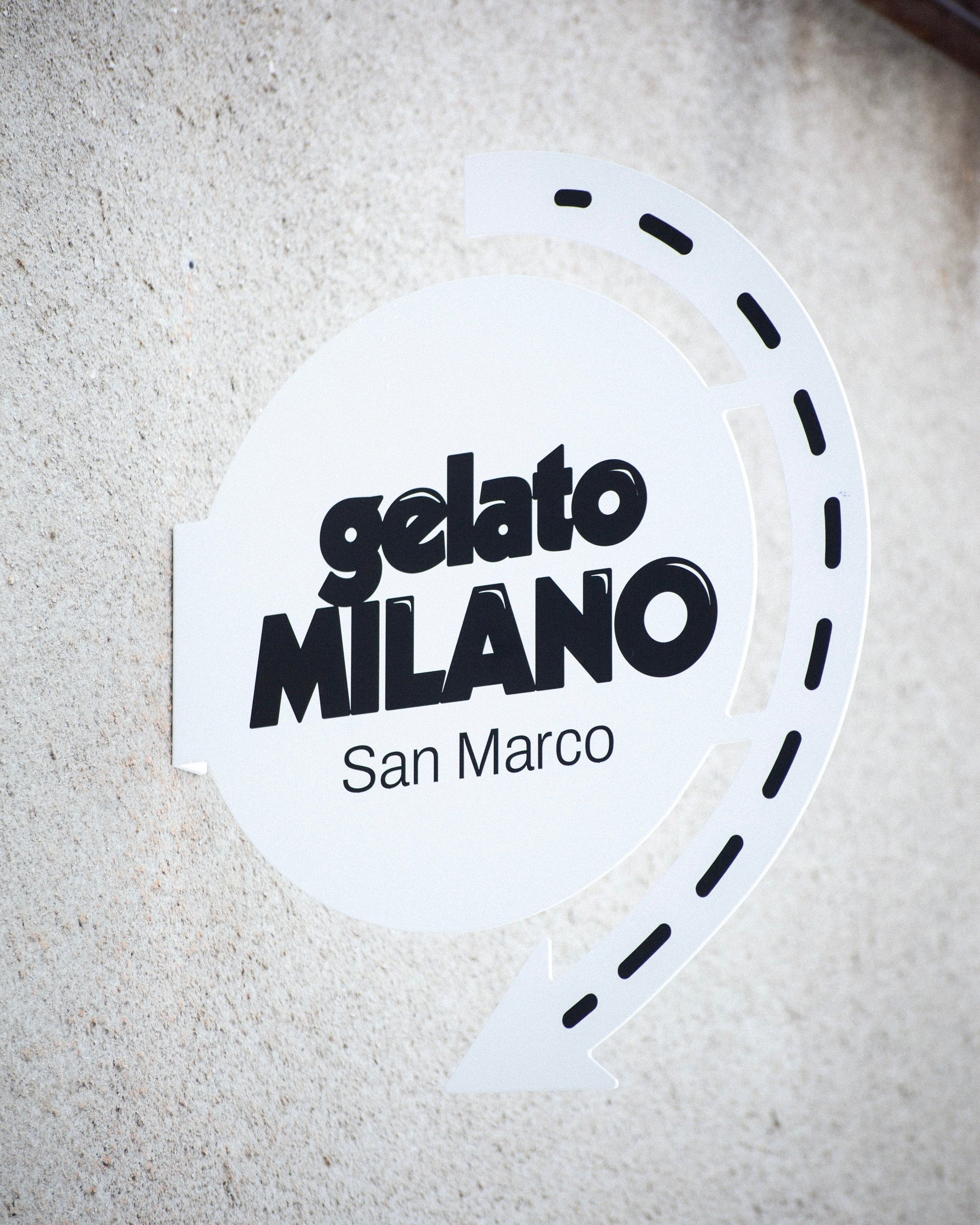 Rundschild mit Pfeil 460×575 mm