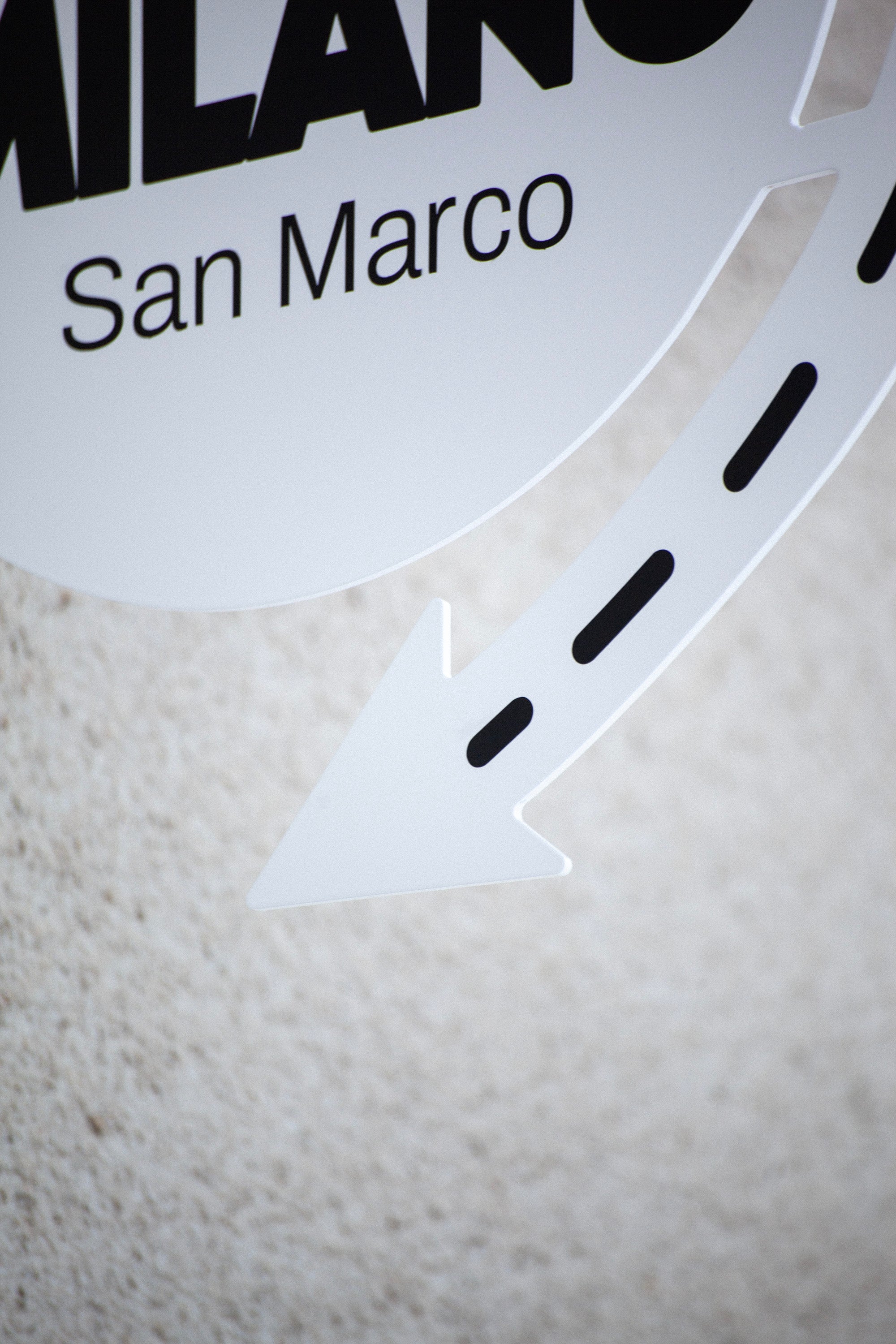 Rundschild mit Pfeil 460×575 mm