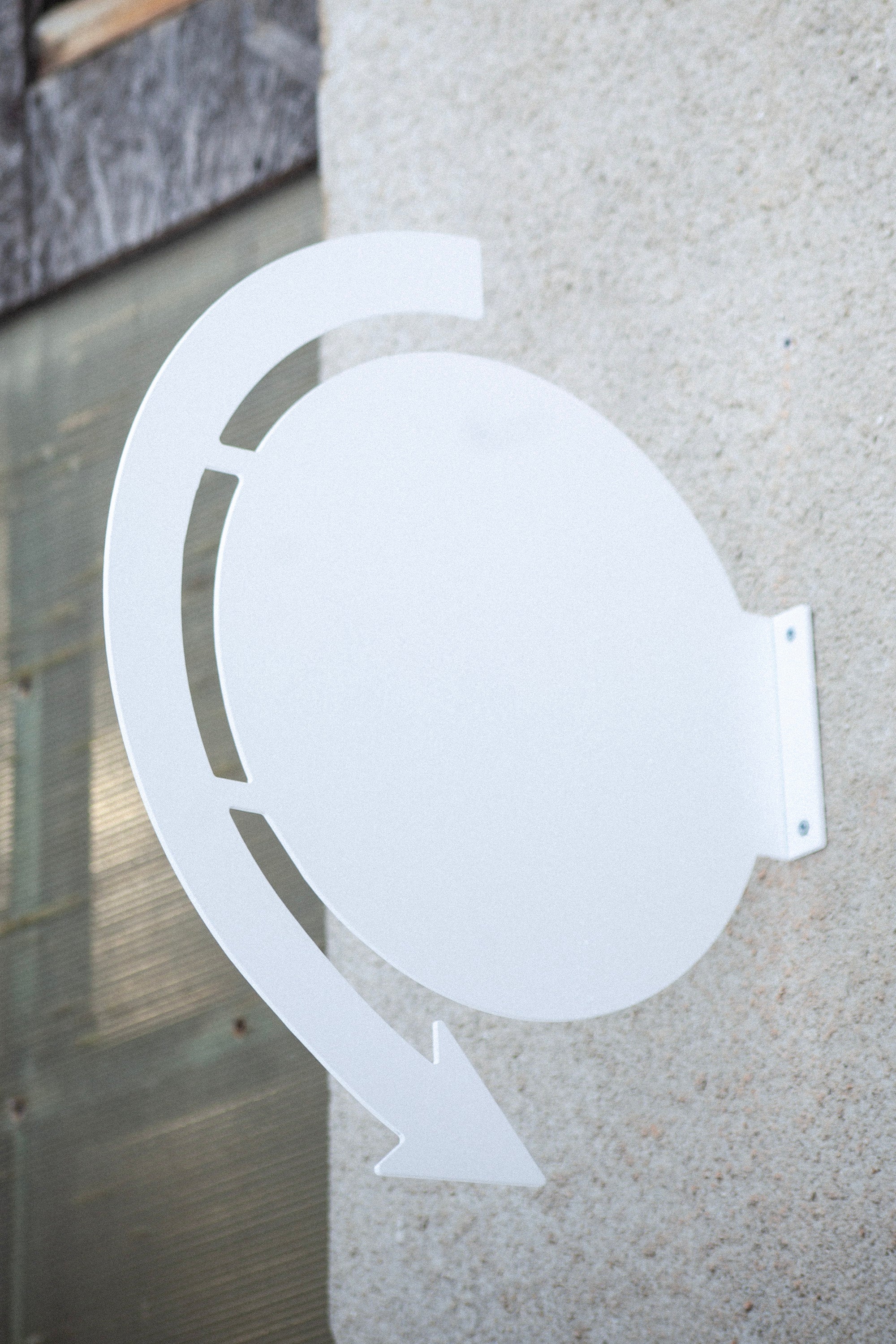 Rundschild mit Pfeil 460×575 mm