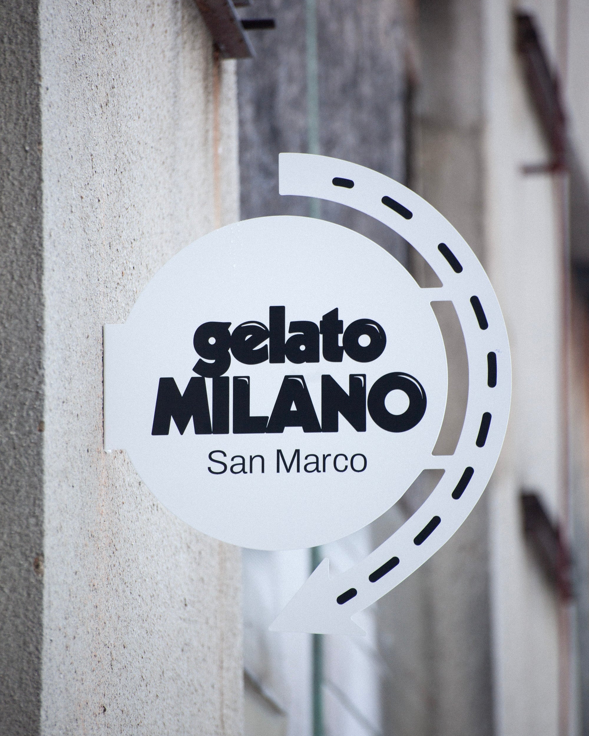 Rundschild mit Pfeil 460×575 mm