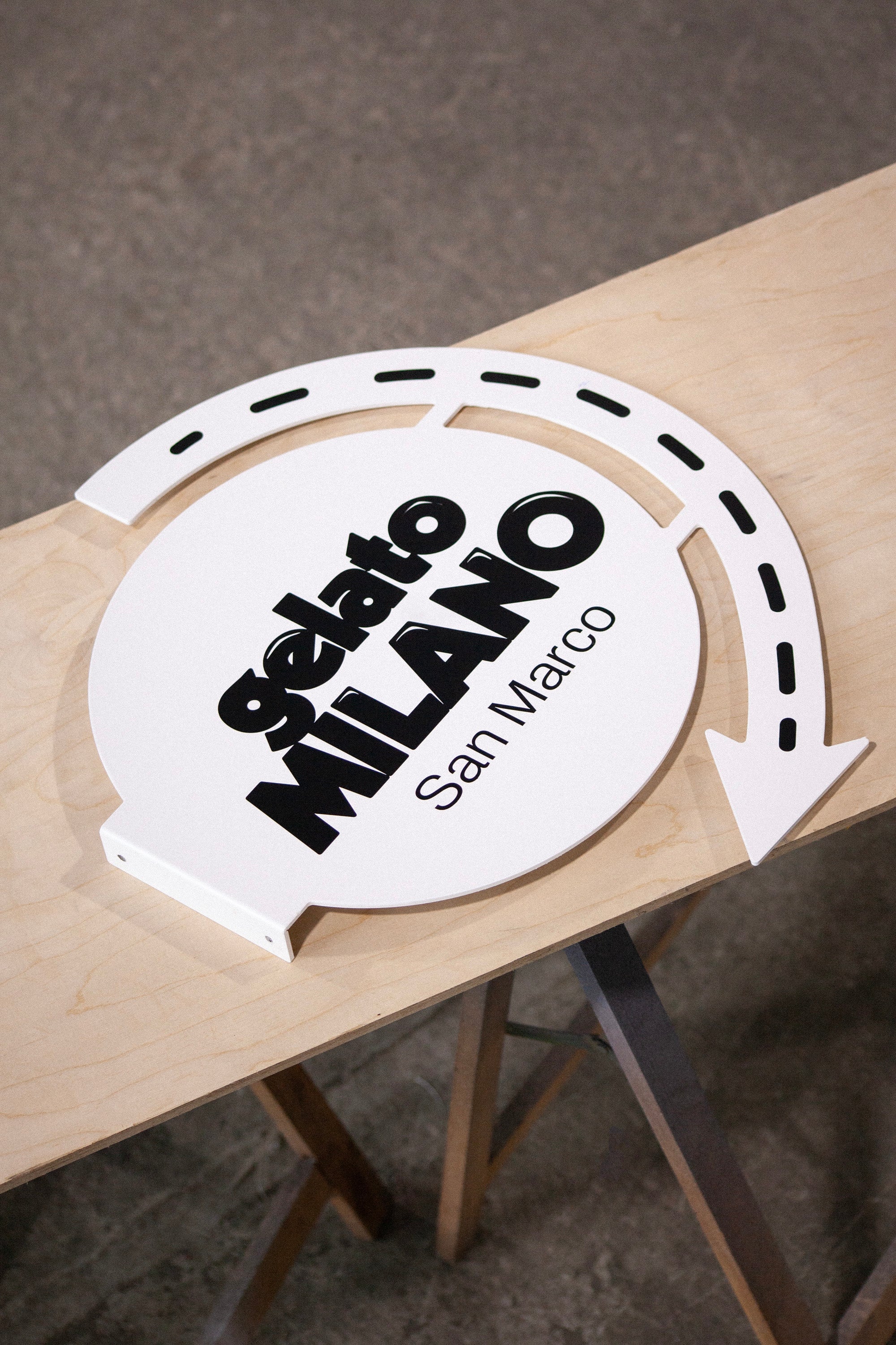 Rundschild mit Pfeil 460×575 mm