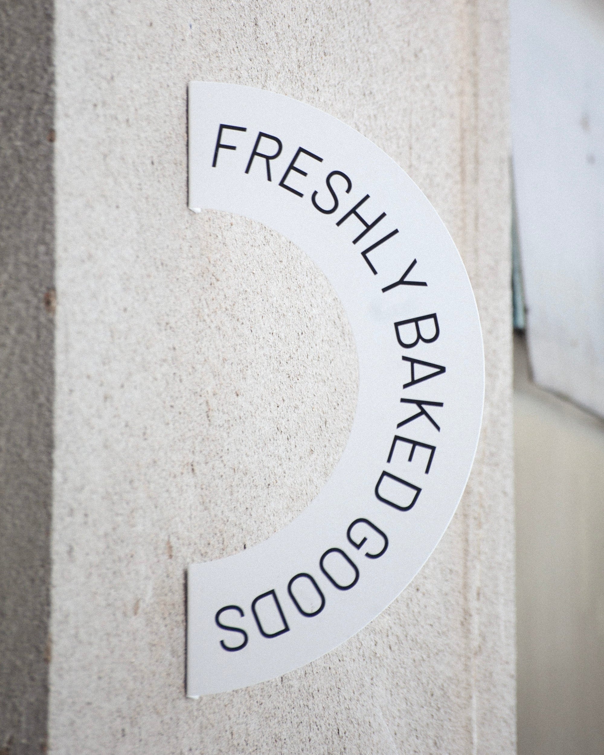 Halbmond Schild 295×600 mm