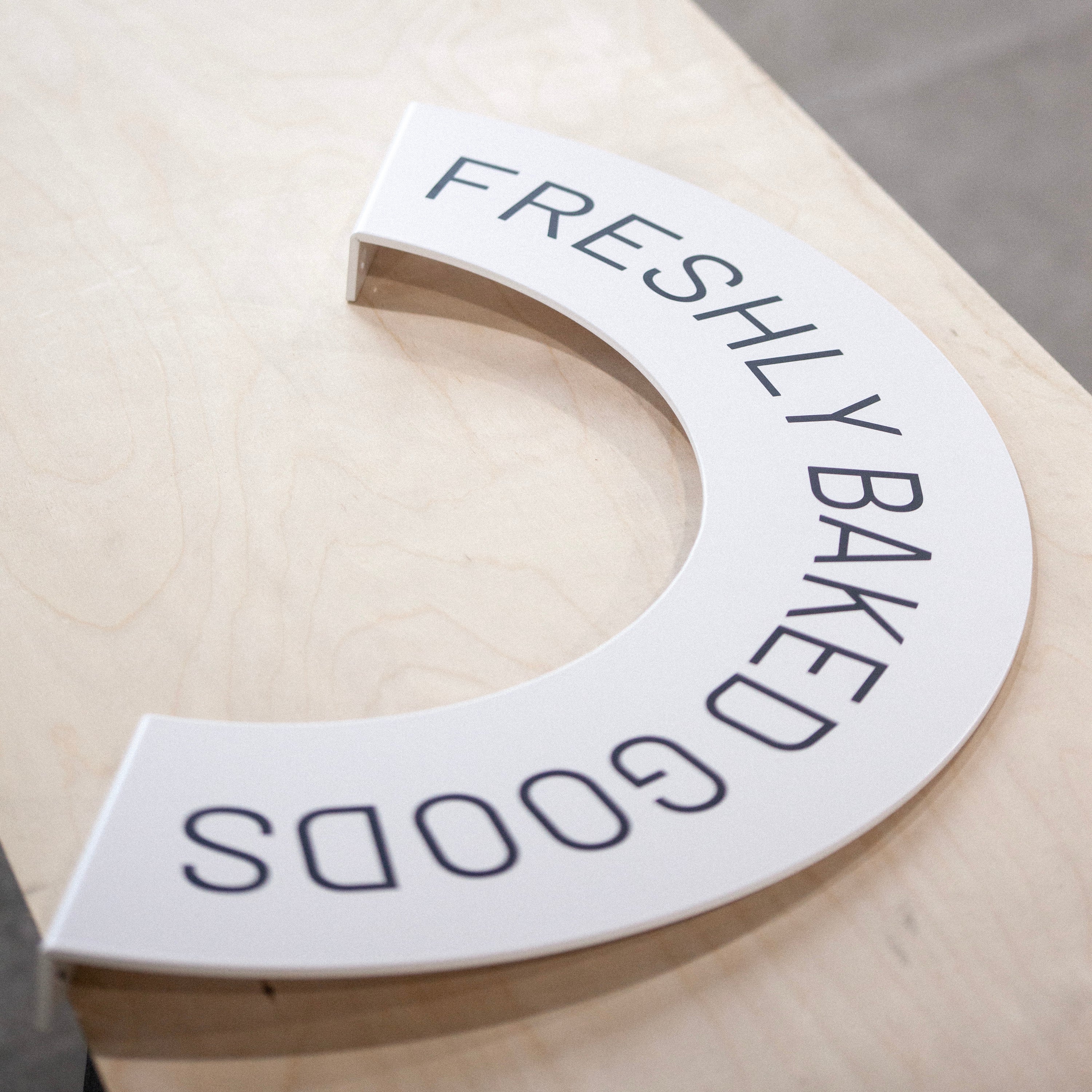 Halbmond Schild 295×600 mm